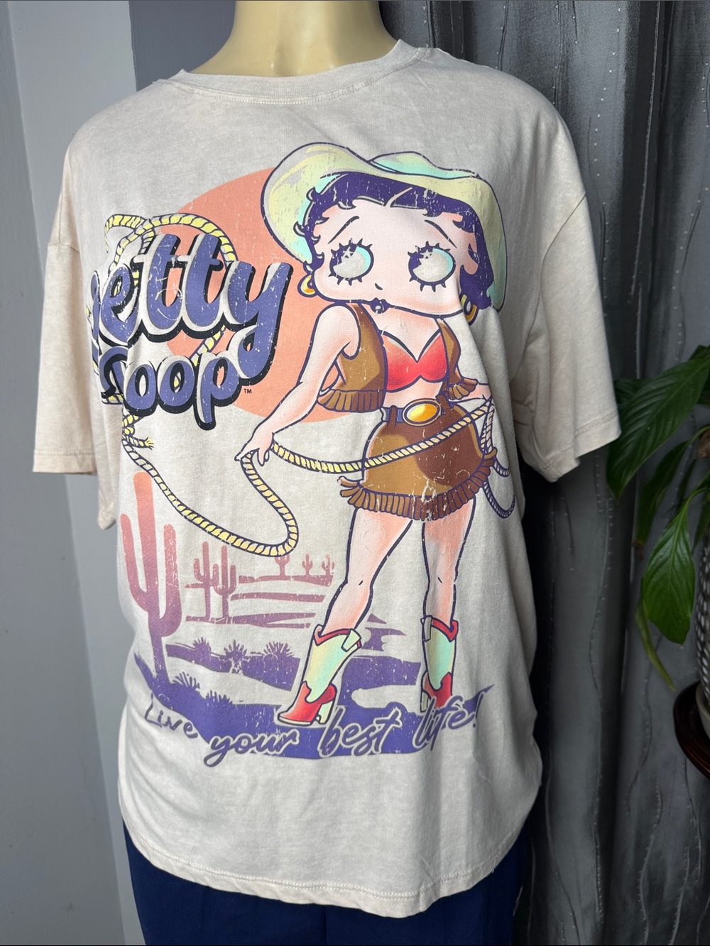 Betty Boop Women’s Sz M  Cream Graphic Tee with Colorful Western Cowgirl Print